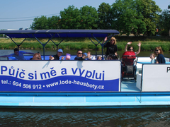 Pluli jsme na lodi...