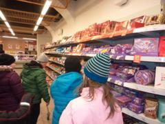 "Kde koupíme čokoládu?"