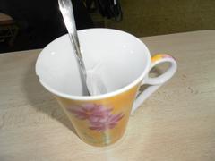 Je libo čaj nebo kávu?