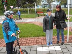 Na koloběžce, na vozíčku i pěšky