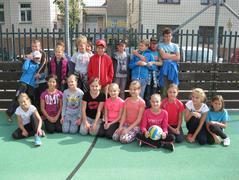 IV. a V. třída fandí ZŠ UNESCO