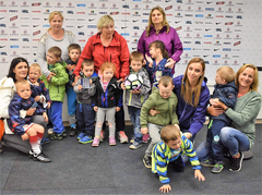 Školka vyrazila prozkoumat fotbalový stadion