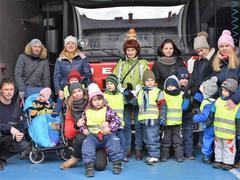 Školka na návštěvě u hasičů