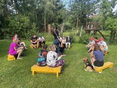 Canisterapie v zahradě školy