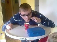 Standa svačil vstoje