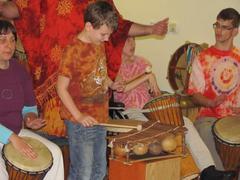 Bubny a písně znějí dál